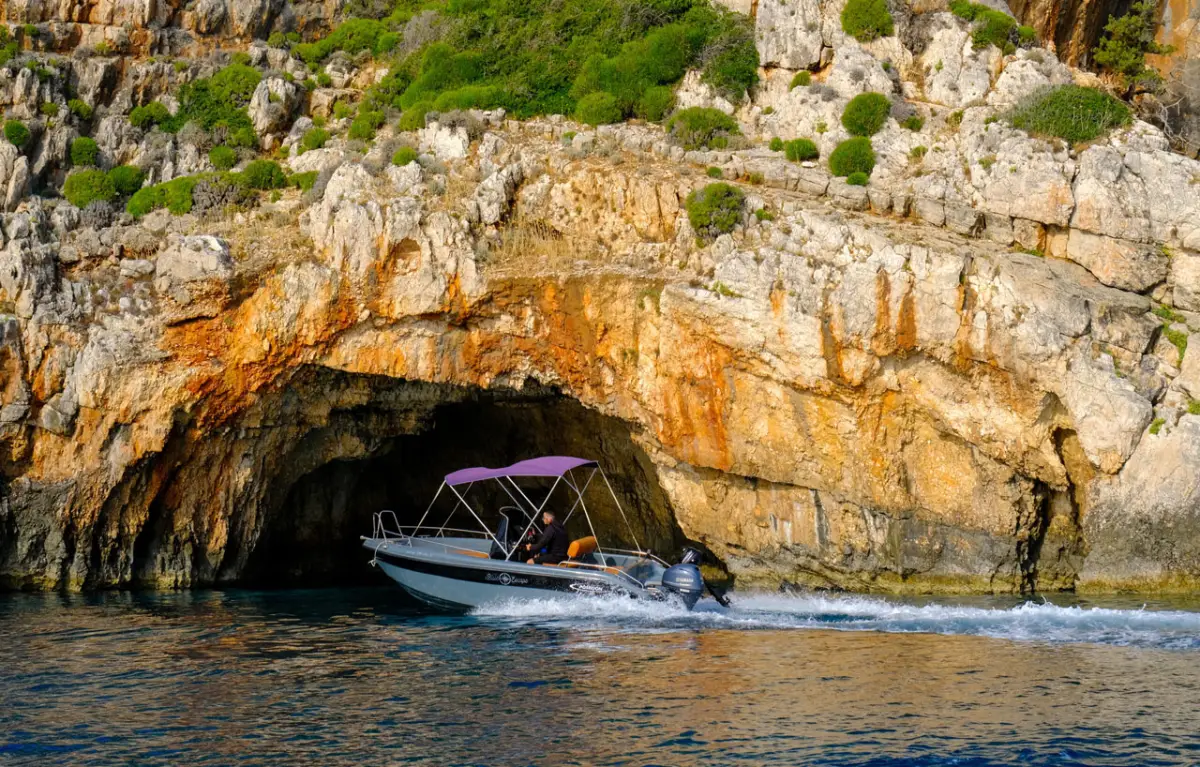 4 Hours Motor Boat Rental