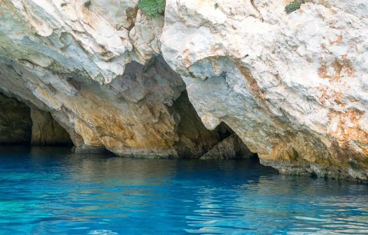 6 Hours Cruise to Shipwreck & Blue Caves