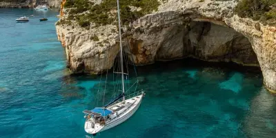 Ημερήσιος Ιστιοπλοικό Ταξίδι | Παραλία Ναυάγιο – Γαλάζιες Σπηλιές – Στενίτης