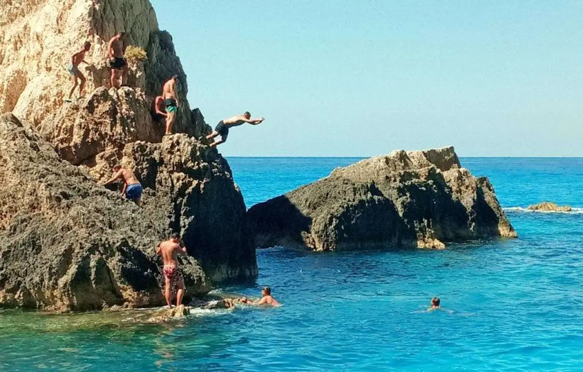 6 Hours Cruise to Shipwreck & Blue Caves