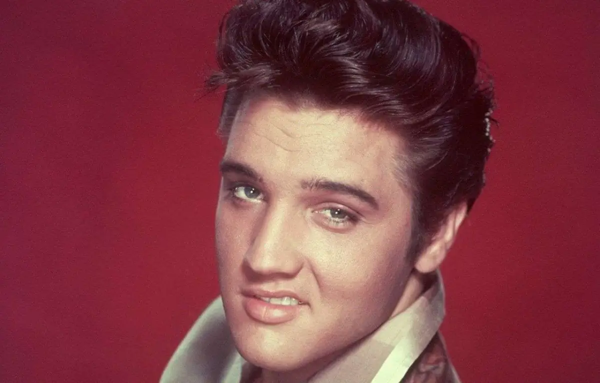 Mondays – Cash Bingo 21:00 & Elvis Presley Live Show 22:00 @ Legends Bar 