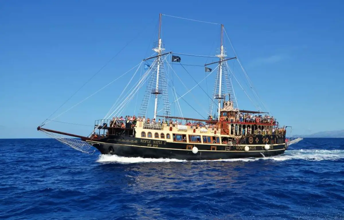 7.5 Hours Cruise around the island by the pirate ship